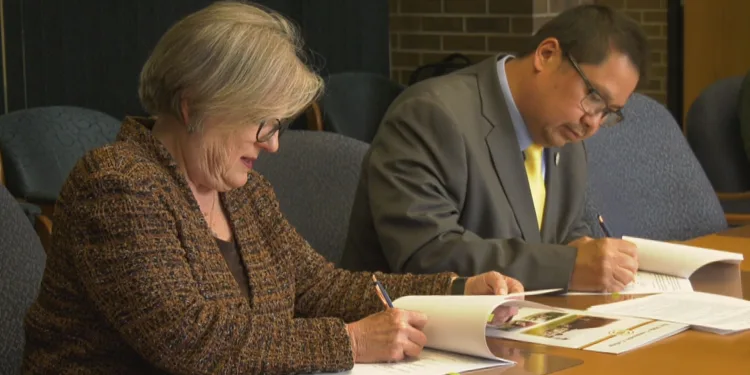 Dr. Laura Coleman and Duane Bedell sign the articulation agreements