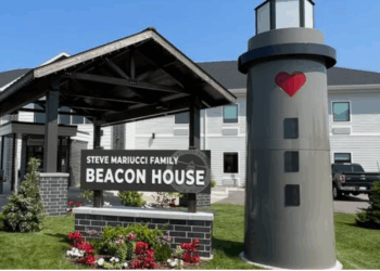 The Marquette beautification committee brought their green thumbs to the Beacon House Wednesday morning. Dozens of volunteers turned out to plant flowers, clean up the grounds, and plant herbs.