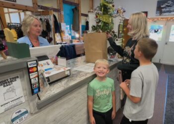 A family checks out at Pak Ratz
