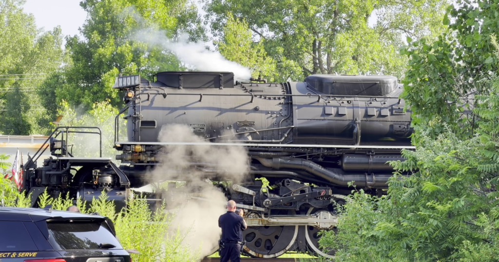 Big Boy Draws Crowd as it Passes Through Conneaut Ohio