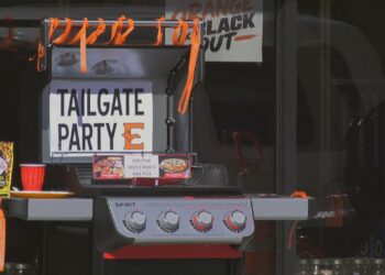Downtown Escanaba supports Eskymos with ‘Orange & Black Out’ ahead of homecoming game